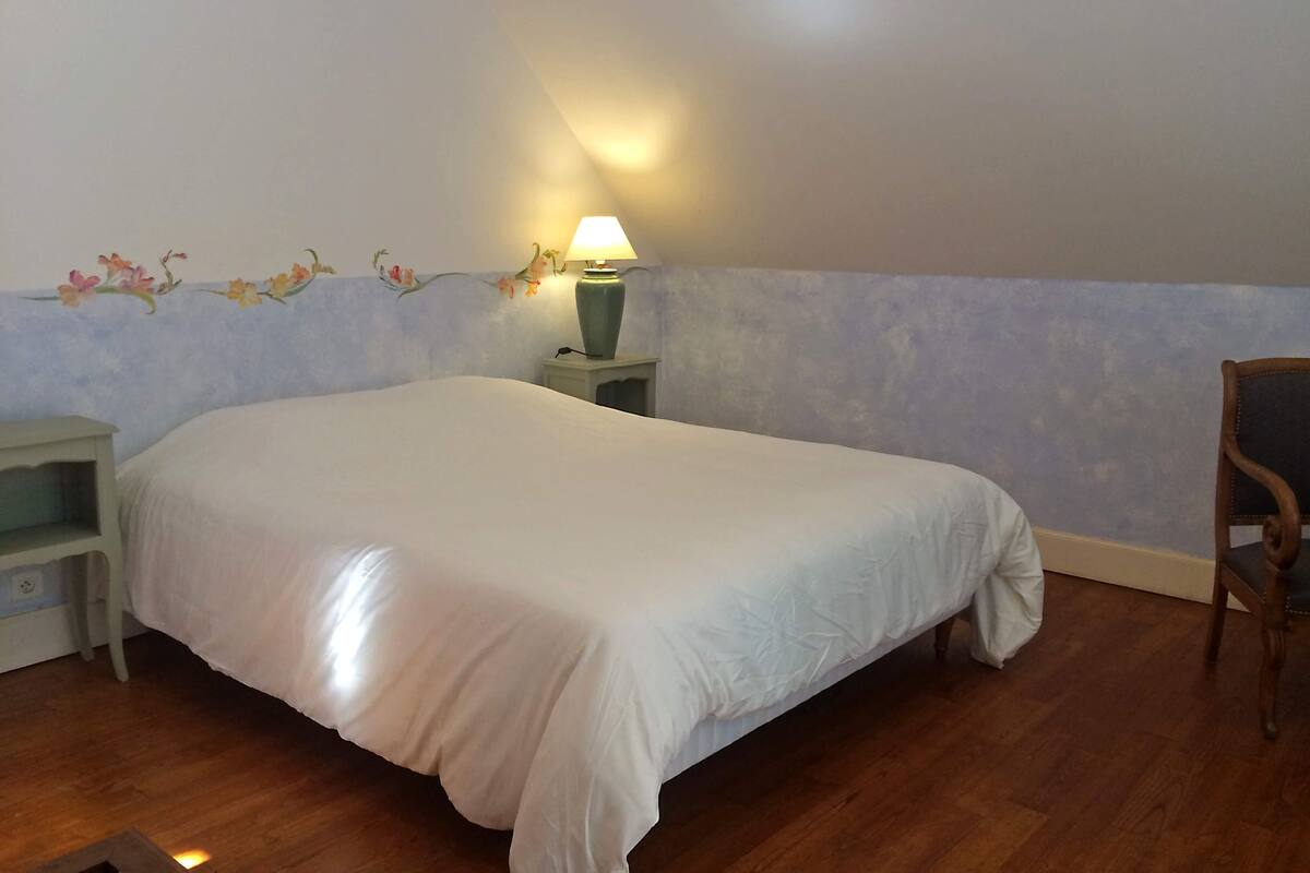 Deluxe tweepersoonskamer, balkon | Individueel gedecoreerd, individueel gemeubileerd, beddengoed