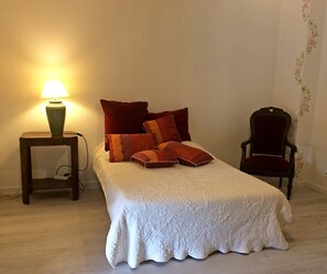 Family Apartment | Individually decorated, individually furnished, bed sheets - La Ferme de la Fosse Dionne (Tonnerre)