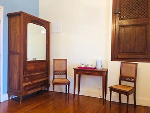 Habitación doble Deluxe, balcón | Área de sala de estar