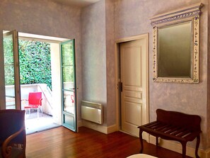 Habitación doble Deluxe, balcón | Servicios de la habitación