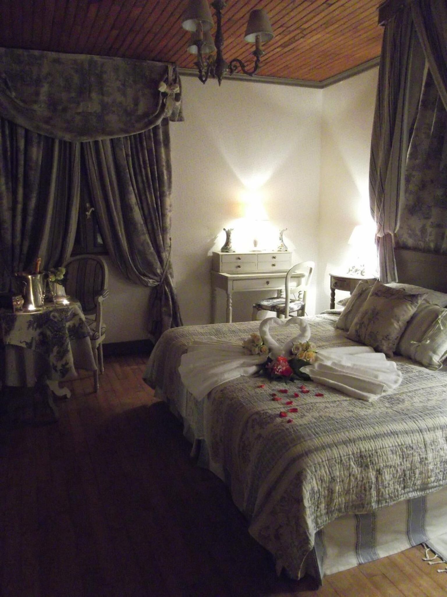 Phòng đôi, bồn tắm | Bộ đồ giường cao cấp, nệm Select Comfort, trang trí khác biệt 