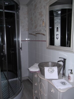 Habitación Deluxe con 1 cama matrimonial o 2 individuales | Baño | Amenidades de baño ecológicas, secadora de cabello, batas, toallas 