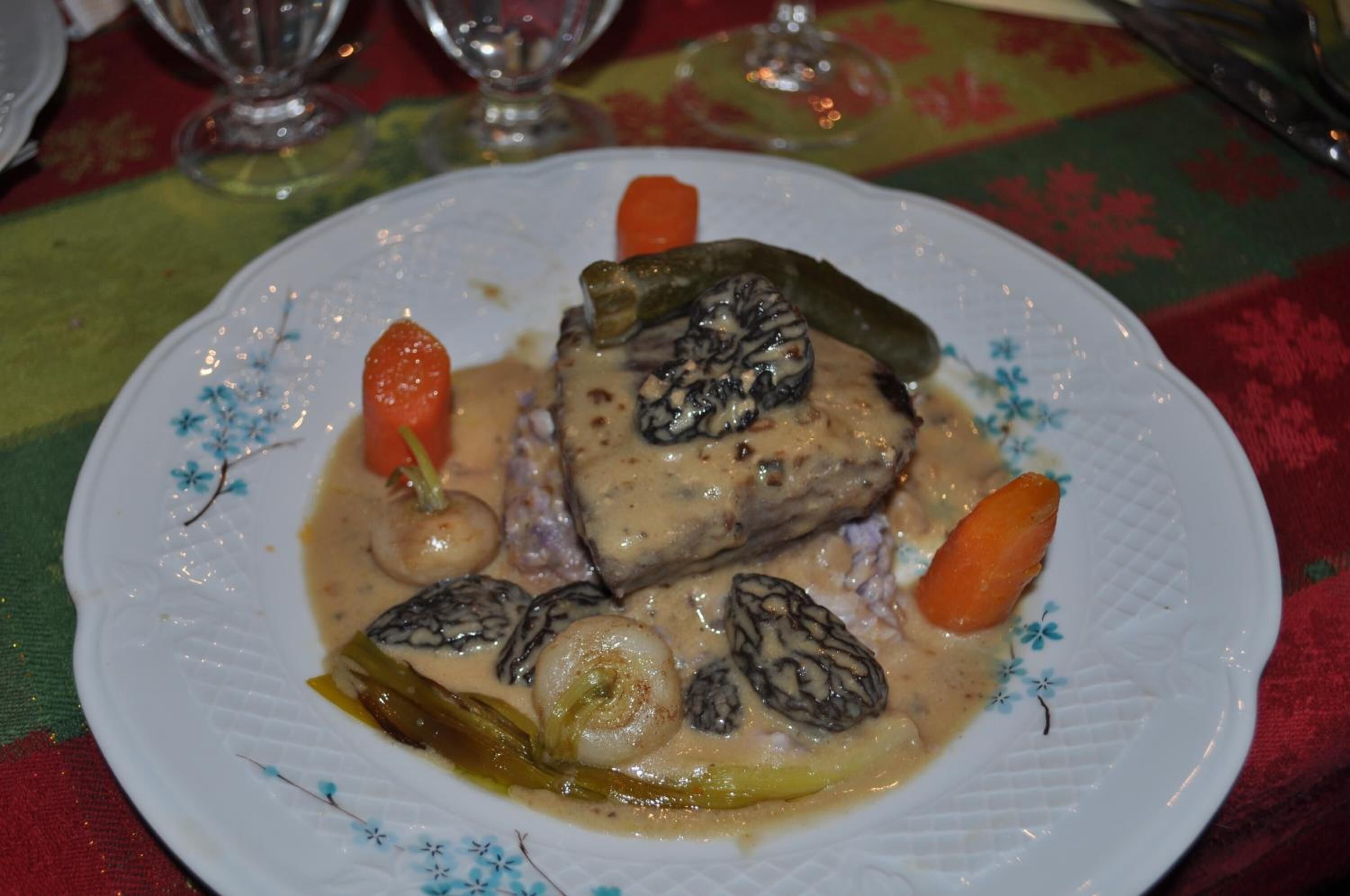Un plato de comida con pescado, zanahorias y champiñones.