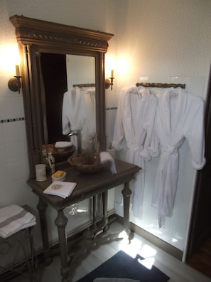 Artículos de tocador ecológicos, secador de pelo, batas, toallas