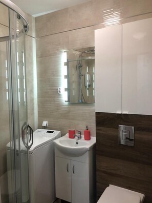 Comfort-Apartment | Badezimmer | Dusche, Handtücher, Seife, Toilettenpapier