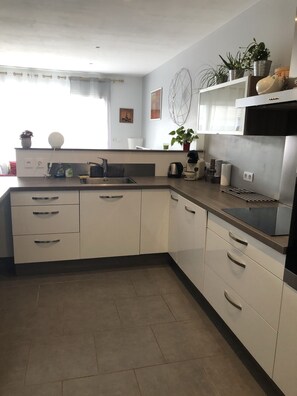 Refrigerador, microondas, horno, placa de cocina