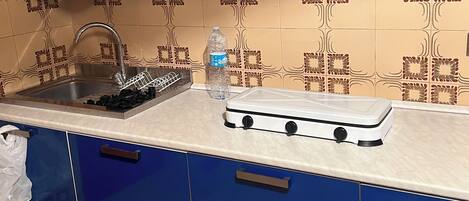 Kühlschrank, Kochgeschirr/Geschirr/Besteck, Esstisch