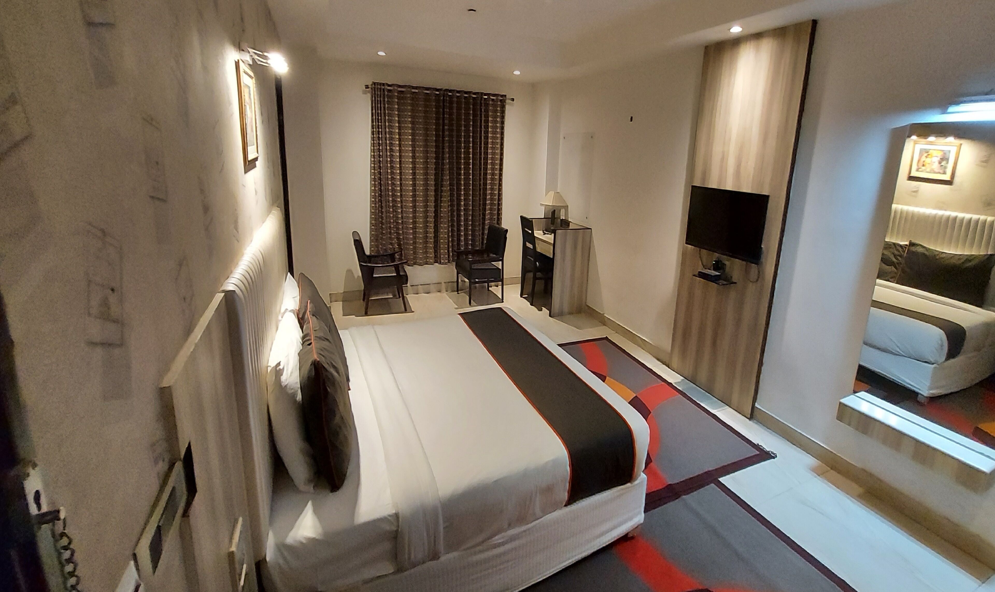 Signature Room | Minibar, in-room safe, iron/ironing board, free WiFi