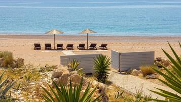 Ubicación cercana a la playa y tumbonas