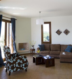 TV, lettore DVD, biblioteca musicale, impianto stereo