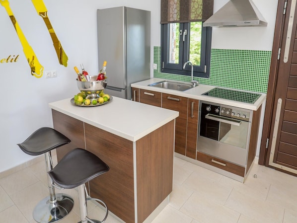 Refrigerador, microondas, horno, placa de cocina