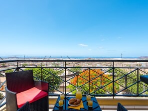 Outdoor dining - 2M Parque la Reina Elegant View (Arona)