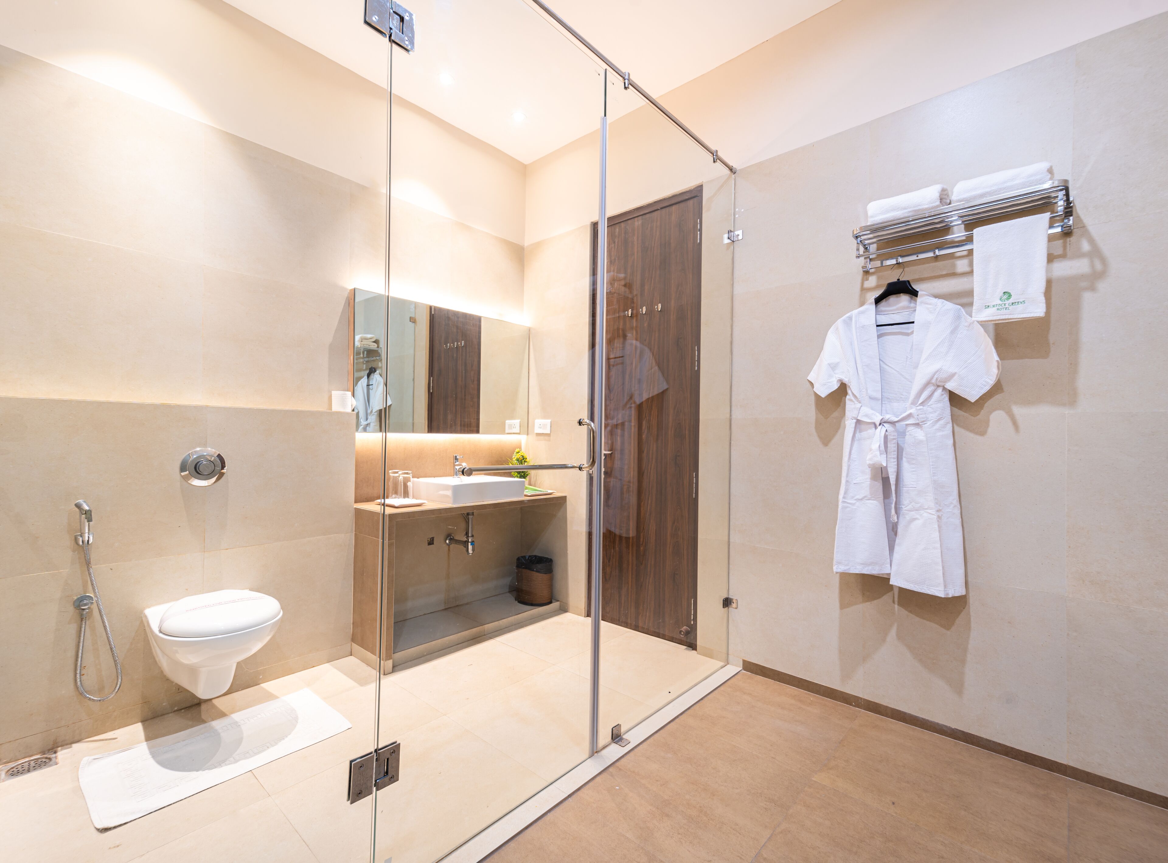 Douche, articles de toilette gratuits, chaussons, bidet