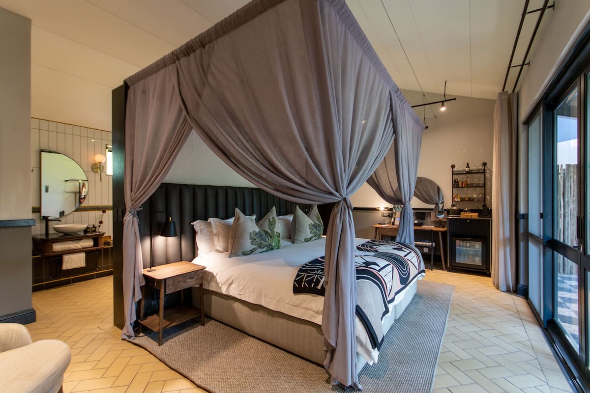 Ropa de cama de alta calidad, minibar, caja fuerte