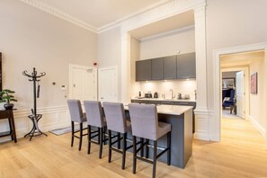 Fridge, microwave, oven, stovetop - Exquisite Flat in the City Centre (Edinburgh)