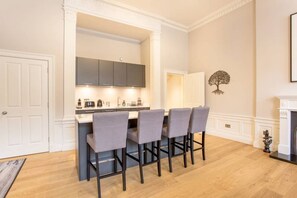 Fridge, microwave, oven, stovetop - Exquisite Flat in the City Centre (Edinburgh)