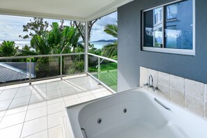 Private spa tub - Blue Water Views 9 (Whitsundays)