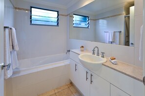 Shower, hair dryer, towels - Blue Water Views 9 (Whitsundays)