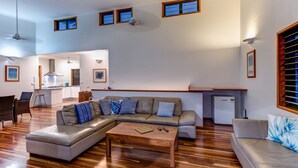 Unclassified image, 2 of 17, button - Casuarina Cove 12 (Whitsundays)