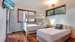 Unclassified image, 4 of 17, button - Casuarina Cove 12 (Whitsundays)