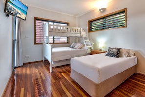 4 bedrooms, iron/ironing board, free cots/infant beds, free WiFi - Casuarina Cove 12 (Whitsundays)