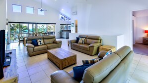 Living area - Cooinda Gardens 4 (Whitsundays)