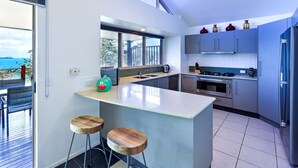 Shared kitchen - Cooinda Gardens 4 (Whitsundays)