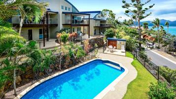 Hồ bơi ngoài trời