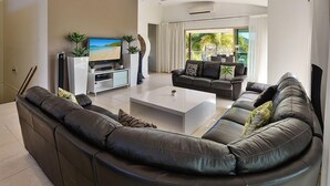 Living area - Cooinda Gardens 6 (Whitsundays)