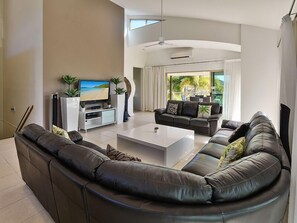 TV, DVD player - Cooinda Gardens 6 (Whitsundays)