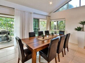 In-room dining - Cooinda Gardens 6 (Whitsundays)