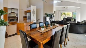 In-room dining - Cooinda Gardens 6 (Whitsundays)