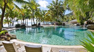 Hồ bơi ngoài trời