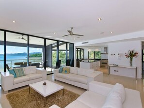 TV, DVD player - Edge 19 (Whitsundays)