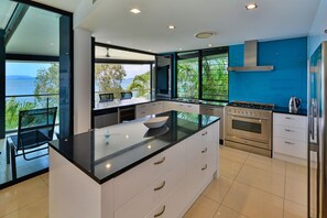 Fridge, microwave, oven, dishwasher - Edge 6 (Whitsundays)