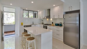 Tủ lạnh, lò vi sóng, lò nướng, máy rửa bát 