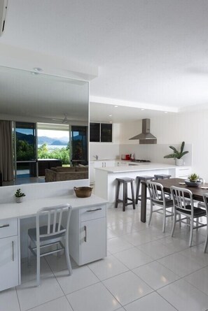 Fridge, microwave, oven, dishwasher - Lagoon Lodge 008 (Whitsundays)