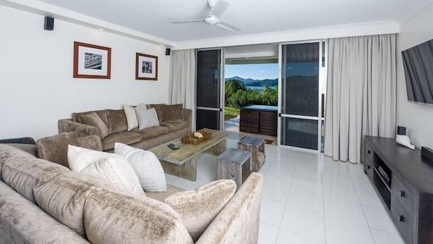 Unclassified image, 1 of 11, button - Lagoon Lodge 008 (Whitsundays)