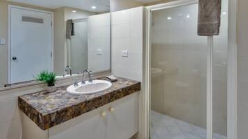 Apartment, 2 Bedrooms, Non Smoking, Kitchen | Bathroom sink
