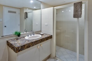 Appartement, 2 chambres, non-fumeur, cuisine | Lavabo de la salle de bain