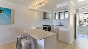 Private kitchen - Lagoon Lodge 105 (Whitsundays)