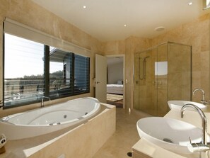Jetted tub - Nautilus (Whitsundays)