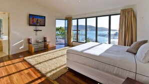4 bedrooms, iron/ironing board, cribs (free), WiFi (free) - Nautilus (Whitsundays)