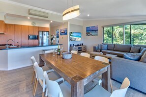 In-room dining - Oasis 12 (Whitsundays)