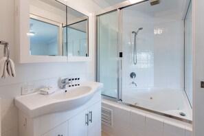 Bathroom sink - Oasis 12 (Whitsundays)