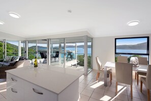 Dining - Oasis 20 (Whitsundays)