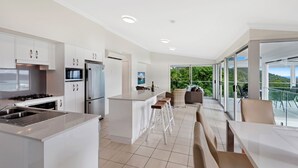 Unclassified image, 3 of 18, button - Oasis 20 (Whitsundays)