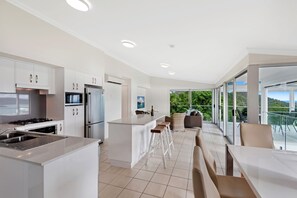 TV, DVD player - Oasis 20 (Whitsundays)