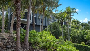 Unclassified image, 4 of 18, button - Oasis 20 (Whitsundays)