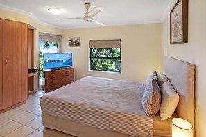 3 bedrooms, iron/ironing board, free cribs/infant beds, free WiFi - Oasis 23 (Whitsundays)